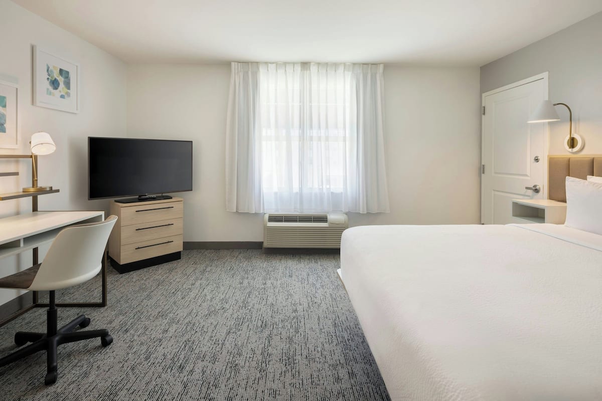 Studio, 1 King Bed (Mobility Accessible, Tub)