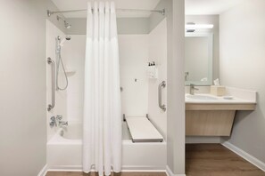 Studio, 1 kingsize bed (Mobility Accessible, Tub) | Badkamer | Een haardroger, handdoeken
