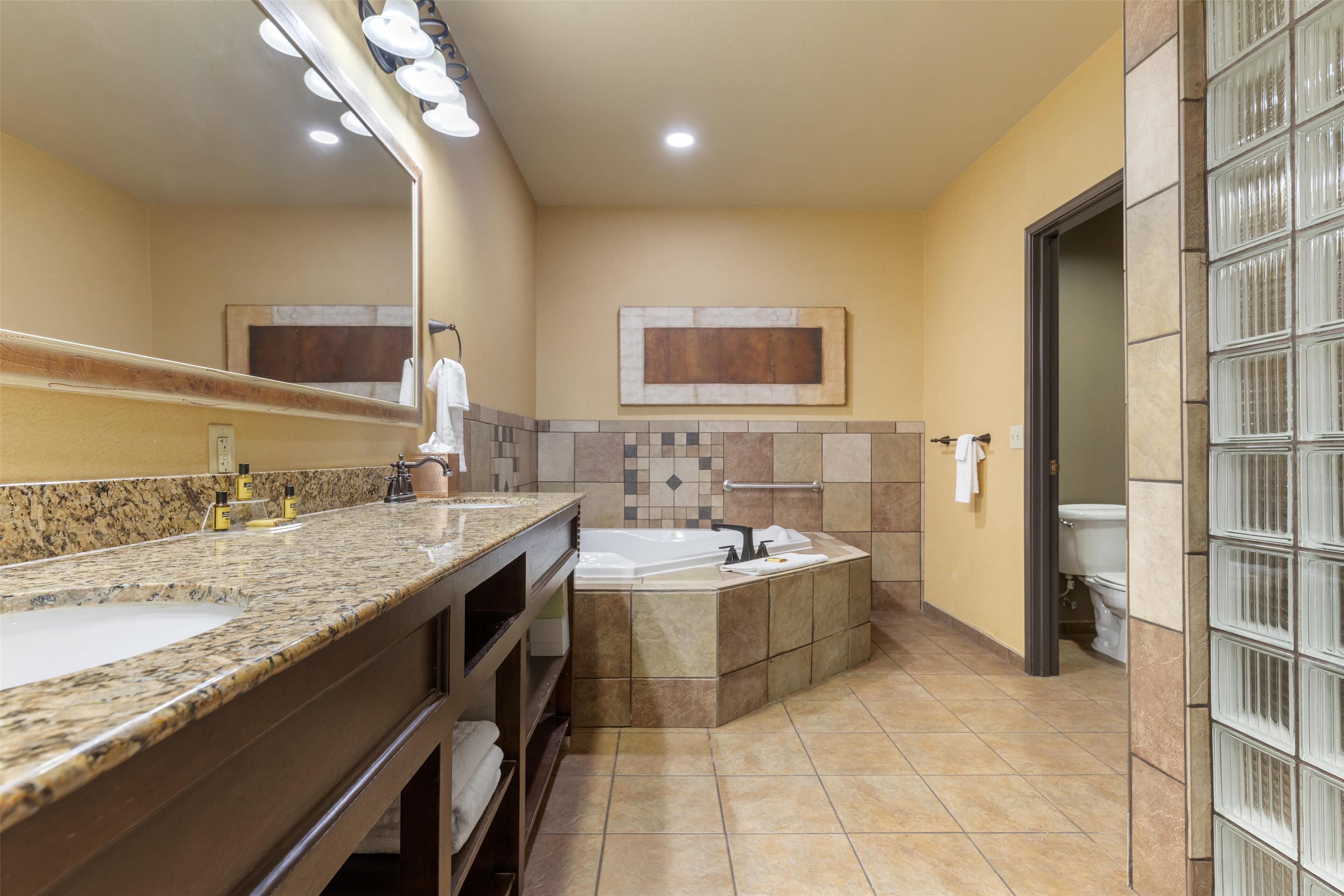 Suite, 1 très grand lit, non-fumeur, bain à remous (Walk-in Shower;with Sofabed) | Salle de bain