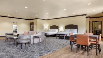 Suite, 2 Tempat Tidur Queen, Bebas Asap Rokok, lemari es & microwave (Larger Room;with Sofabed) | Brankas, meja kerja, ruang kerja ramah laptop, dan tirai kedap cahaya