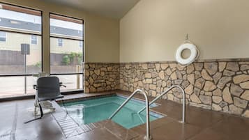 Una piscina cubierta (de 07:00 a 11:00), tumbonas
