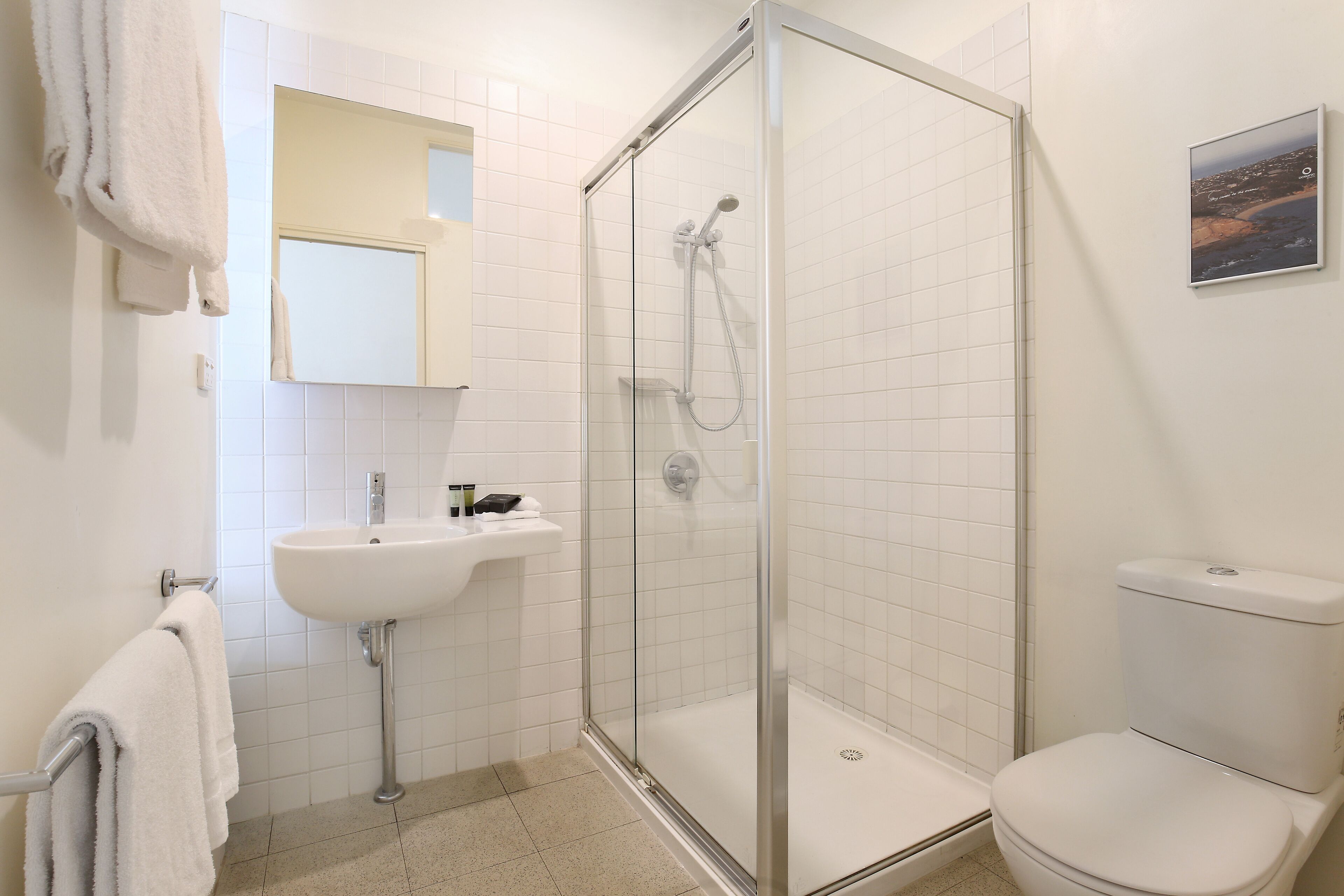 Executive Studio Apartment | Bathroom | Shower, free toiletries, hair dryer, towels