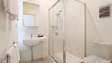 Executive Studio Apartment | Bathroom | Shower, free toiletries, hair dryer, towels
