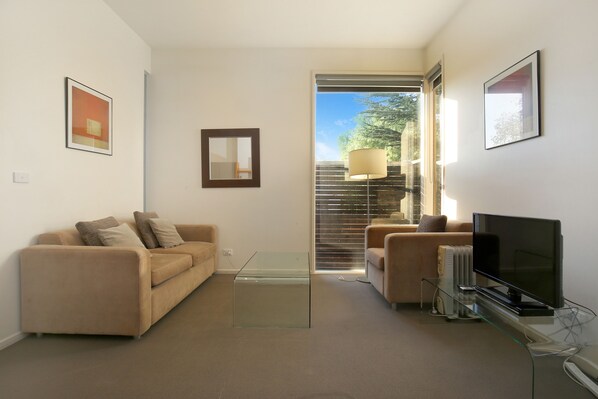 Departamento superior | Área de sala de estar | Televisión de pantalla plana y reproductor de DVD