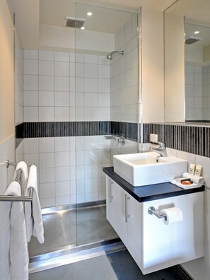 Een douche, gratis toiletartikelen, een haardroger, handdoeken