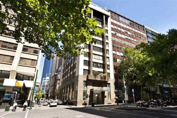 Front of property - Plum Collins Street Serviced Apartments (Melbourne)