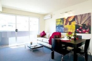 Appartement exécutif | Aire de séjour | Téléviseur à écran plat, lecteur de DVD