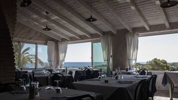 Breakfast, dinner served; local cuisine, sea views