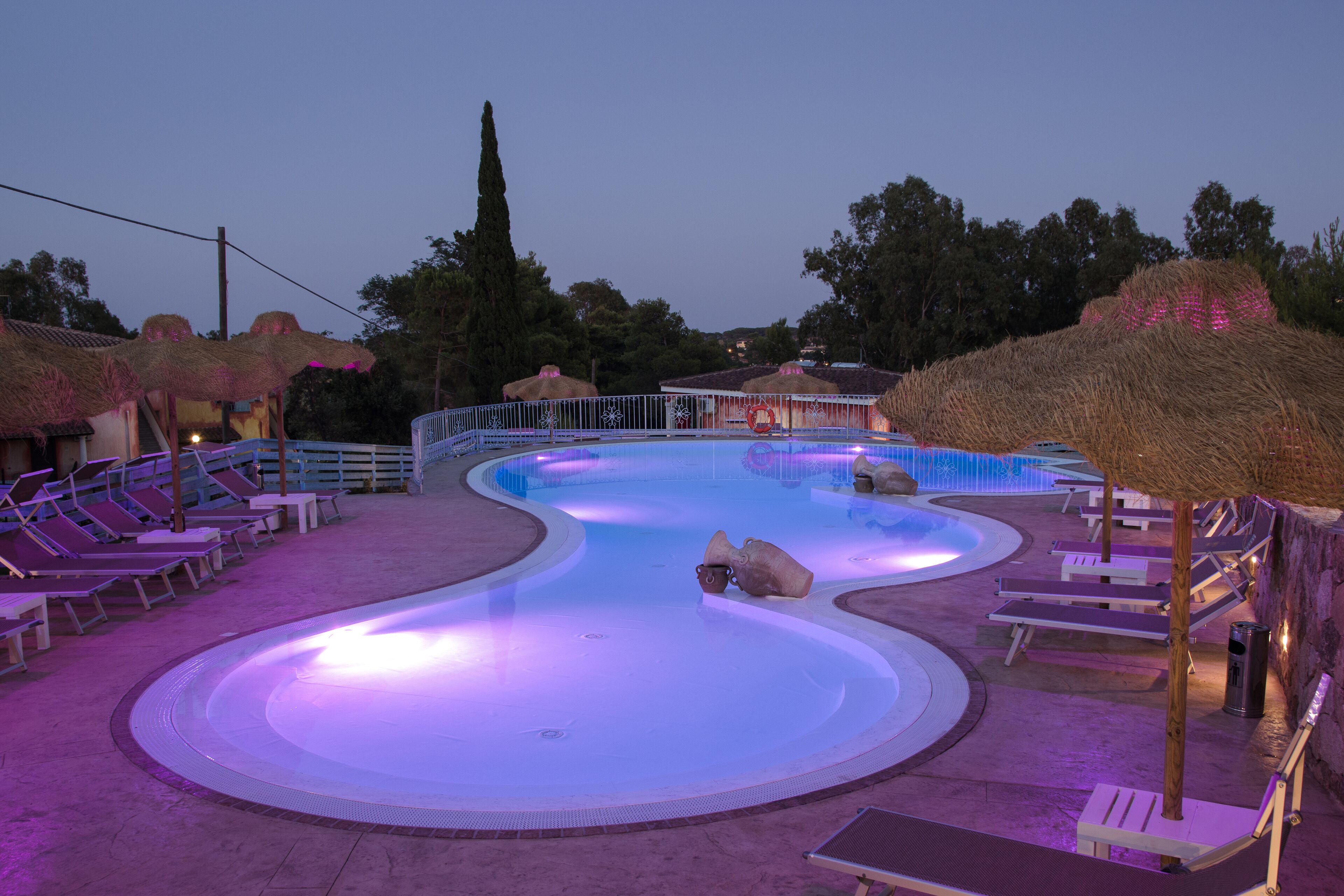 Kolam renang outdoor musiman