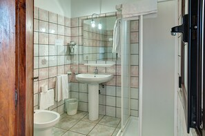 Classic Double or Twin Room, Private Bathroom | Bathroom