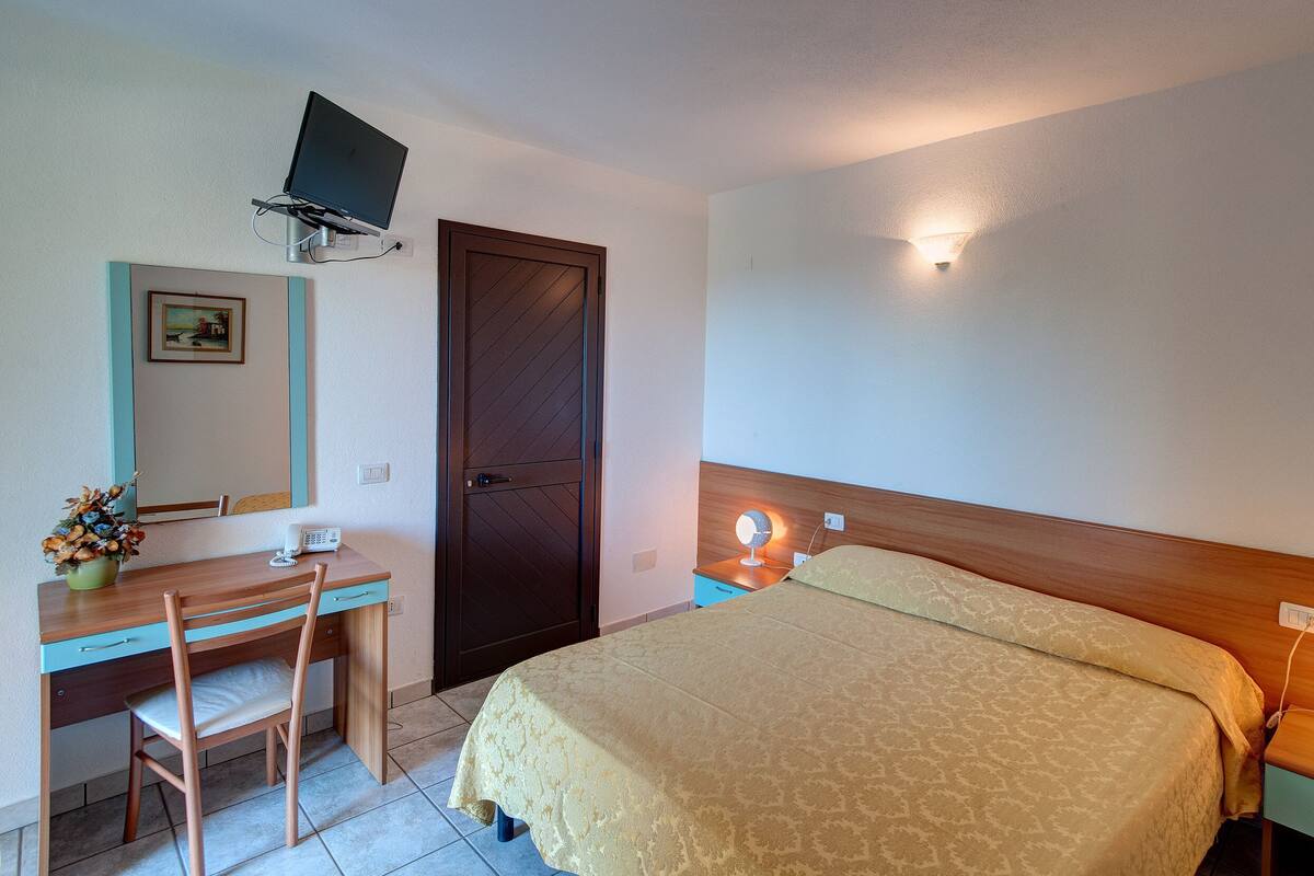 Classic Double or Twin Room, Private Bathroom | In-room safe, desk, cribs (surcharge)