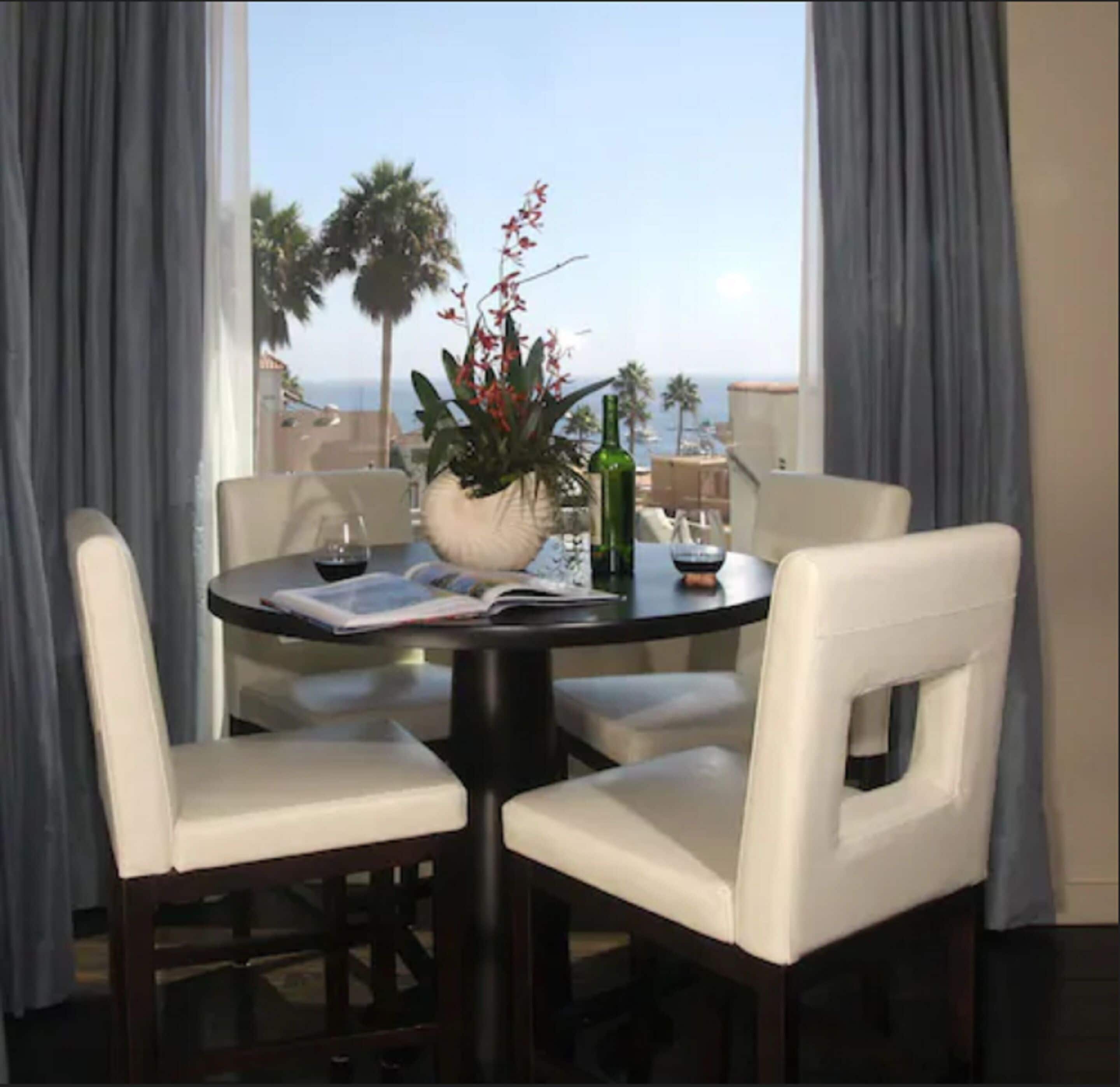 suite (aurora) | in-room dining