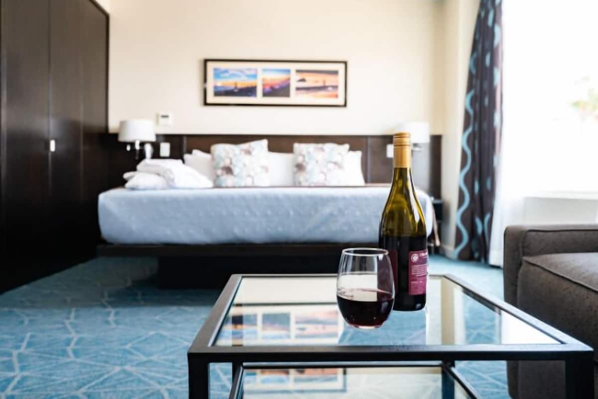 Junior Suite, Partial Ocean View
