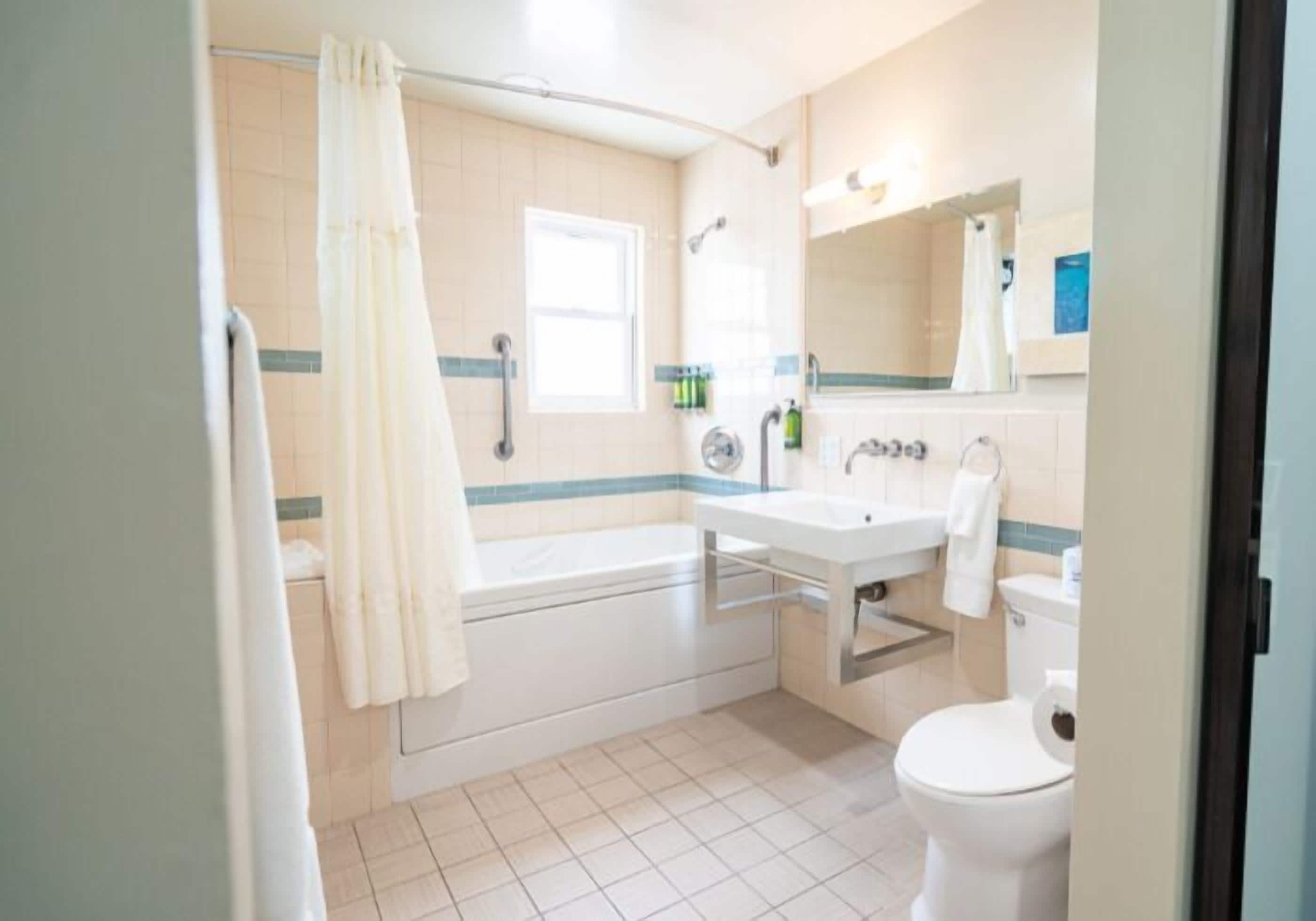 junior suite, partial ocean view | bathroom | free toiletries, hair dryer, bathrobes, towels