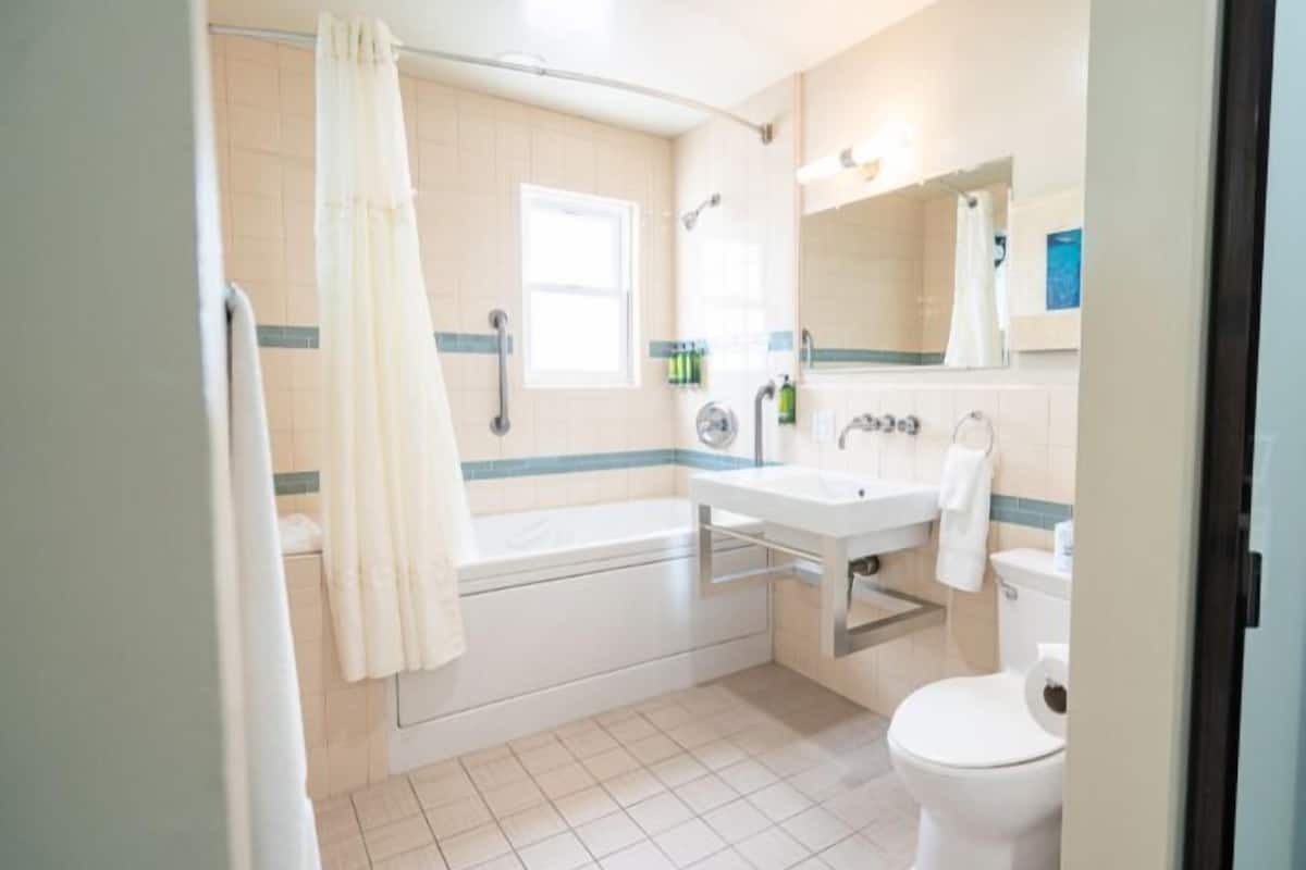 junior suite, partial ocean view | bathroom | free toiletries, hair dryer, bathrobes, towels