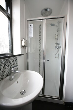 Habitación clásica doble, 1 cama doble | Baño | Artículos de higiene personal gratuitos, secador de pelo y toallas