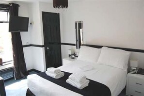 高級寢具、客房內保險箱、書桌、熨斗/熨衣板