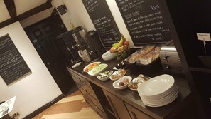 Se ofrece un desayuno completo todos los días (por un coste adicional)