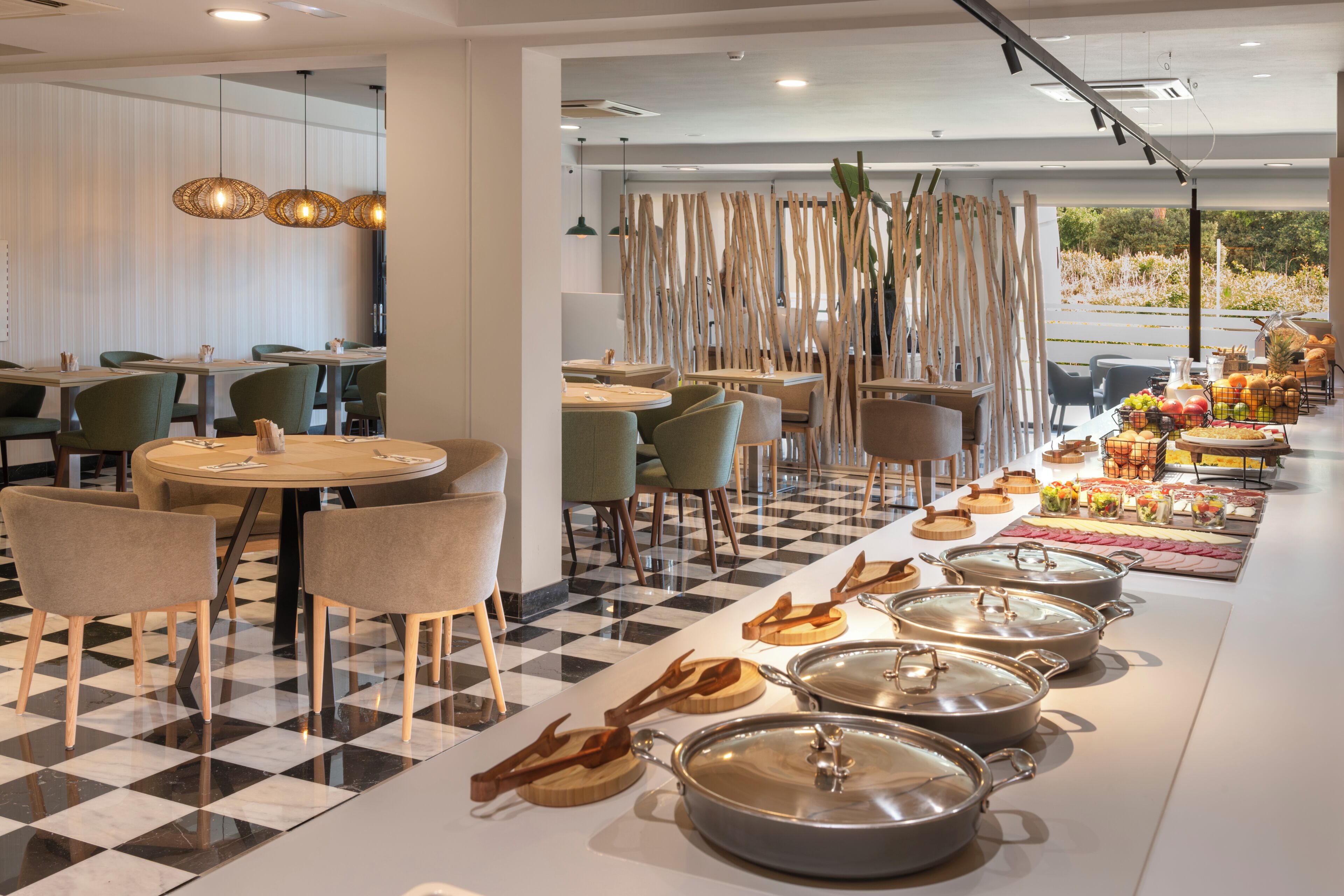 Een modern restaurant met een geruit vloertje, houten meubels en een buffet met diverse gerechten.