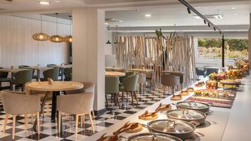 Een modern restaurant met een geruit vloertje, houten meubels en een buffet met diverse gerechten.