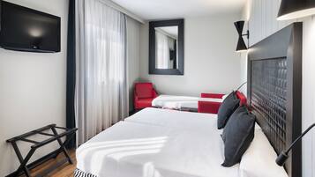 Minibar, coffres-forts dans les chambres, bureau, rideaux occultants