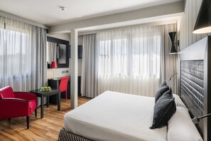 Minibar, brankas, meja kerja, dan tirai kedap cahaya