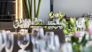 Una mesa dispuesta con varias copas de vino y un centro de flores.