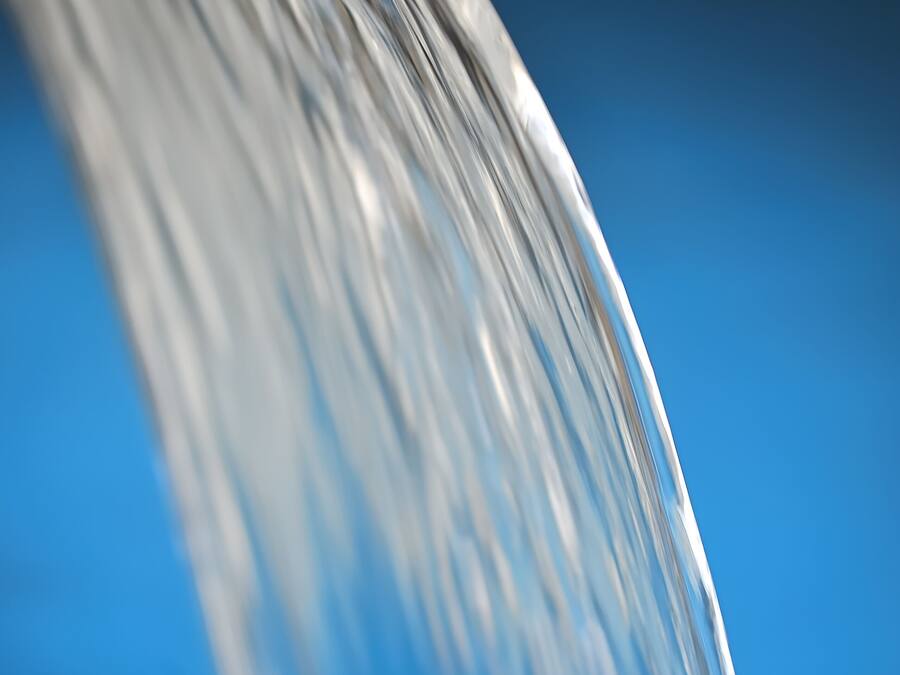 Een detailopname van een waterpartij met een golvend ontwerp.