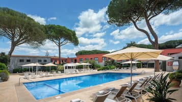 Una piscina techada, una piscina al aire libre