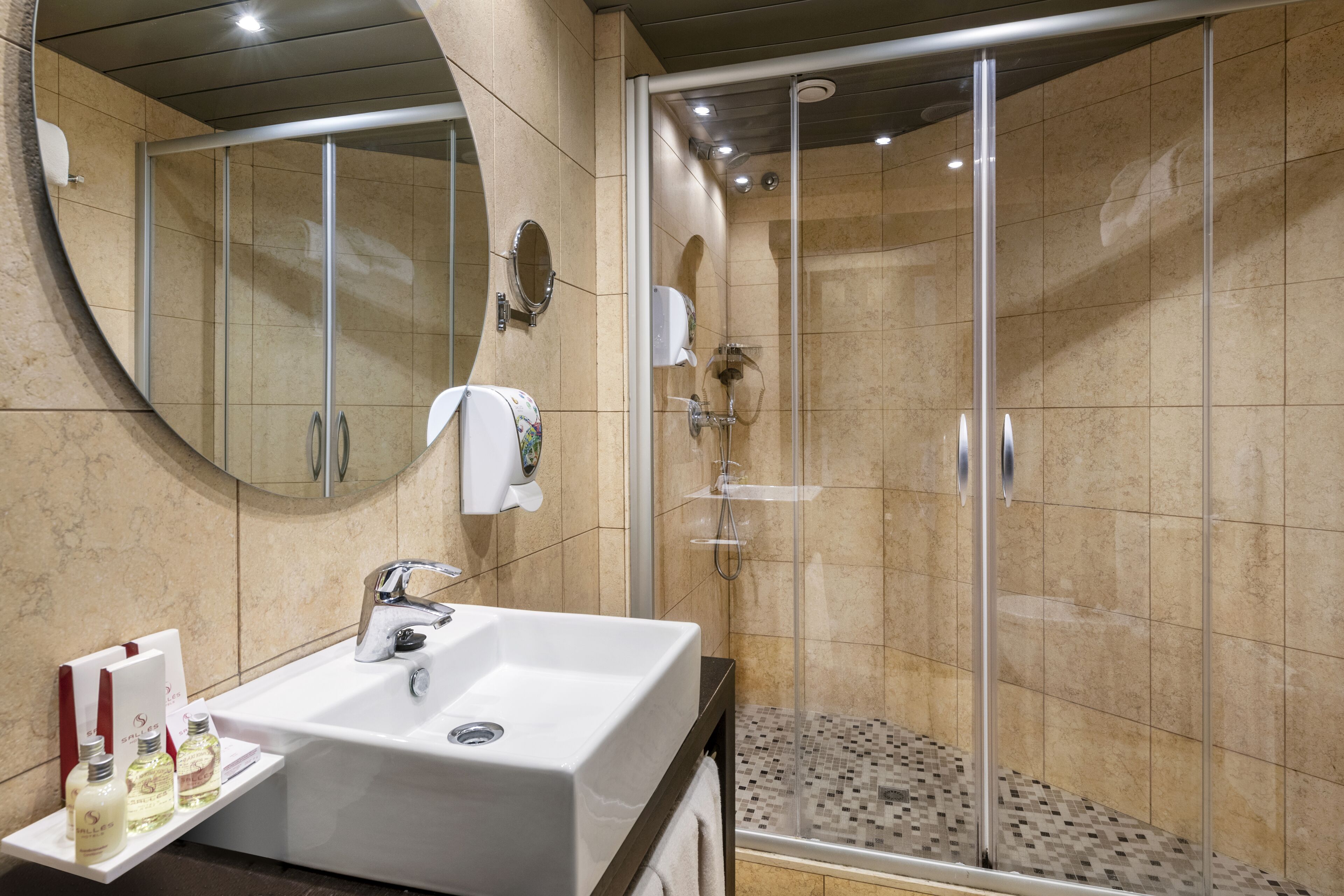 Une salle de bain moderne avec un grand lavabo, une douche à parois de verre et un miroir.
