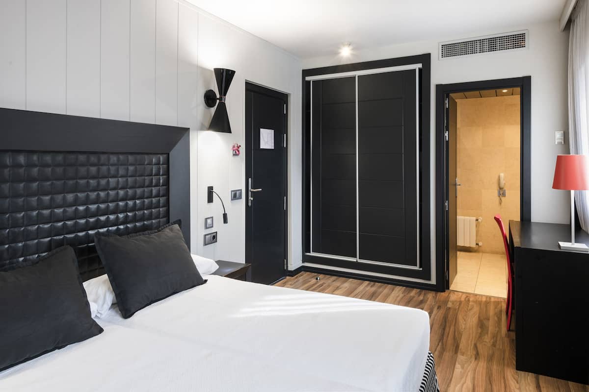 minibar, in-room safe, desk, blackout curtains