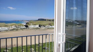 Desk, blackout drapes, iron/ironing board (on request), WiFi (free) - Glendorgal Hotel (Newquay)