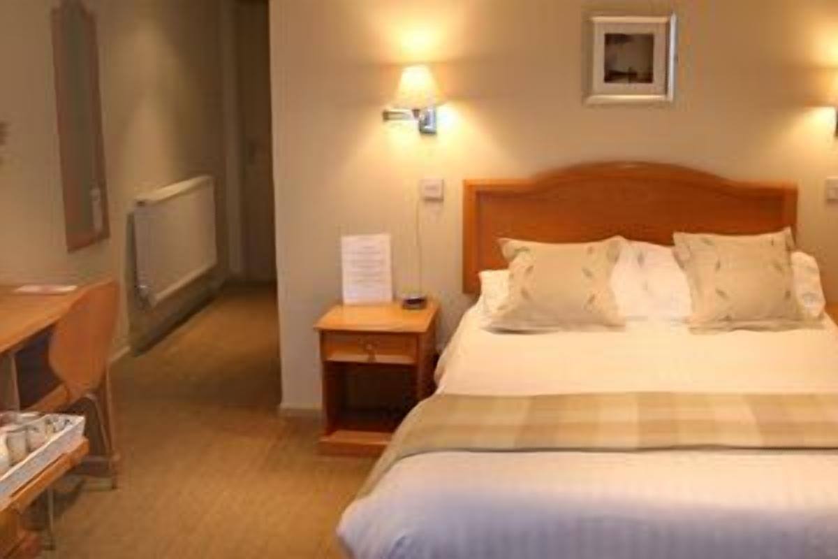 Classic Single Room | Desk, blackout drapes, iron/ironing board (on request), WiFi (free)