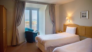 Desk, blackout drapes, iron/ironing board (on request), WiFi (free) - Glendorgal Hotel (Newquay)