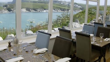 Petit déjeuner et dßner servis sur place