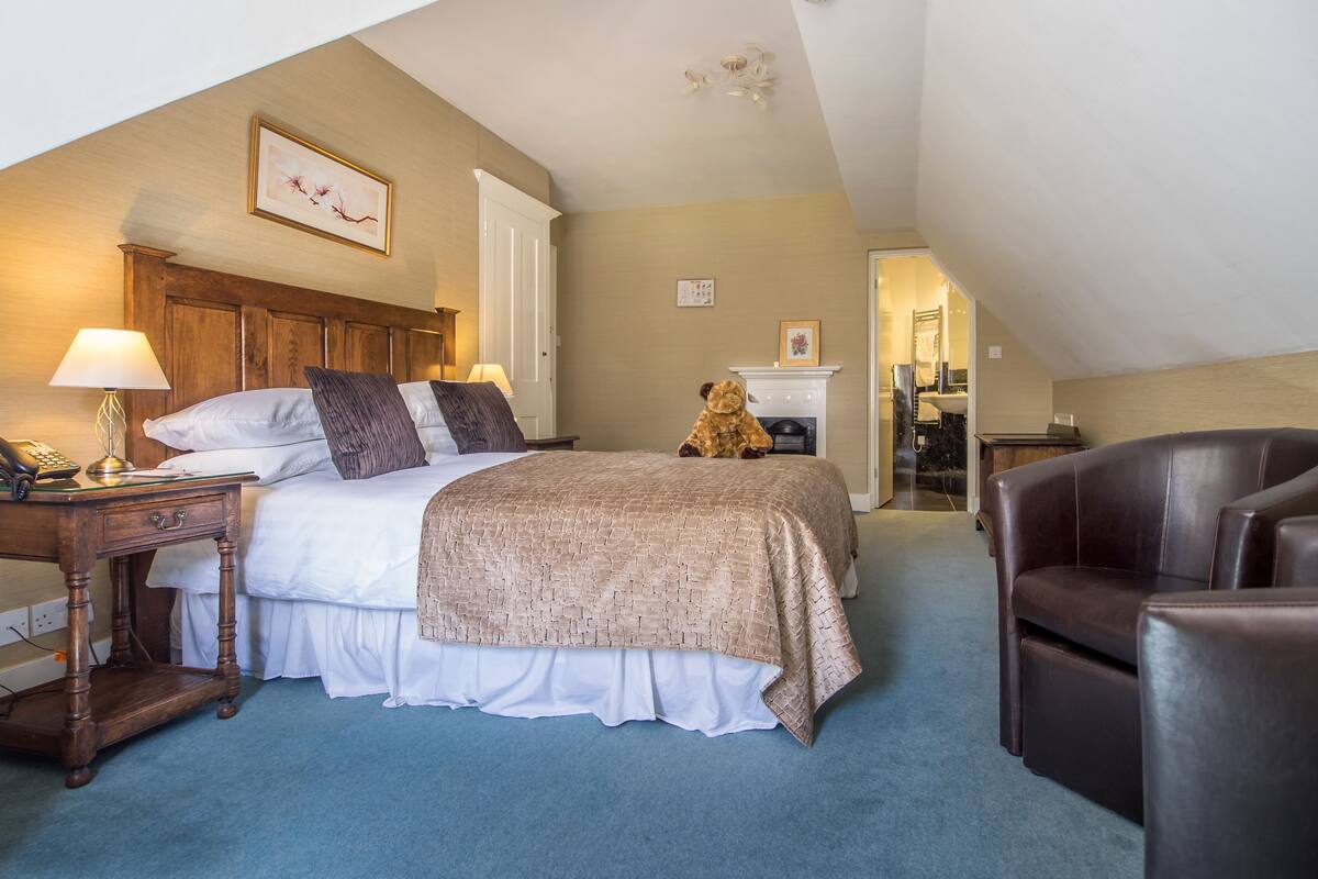 Classic Double or Twin Room | Desk, iron/ironing board (on request), WiFi (free), bed sheets