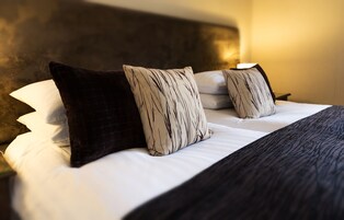 Escritorio, tabla de planchar con plancha, wifi gratis y ropa de cama 