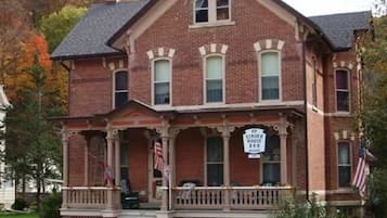 Vista frontal de la propiedad