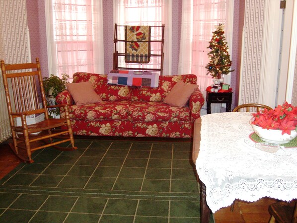 Unclassified image, 1 of 25, button - Stauer House B & B (McGregor)