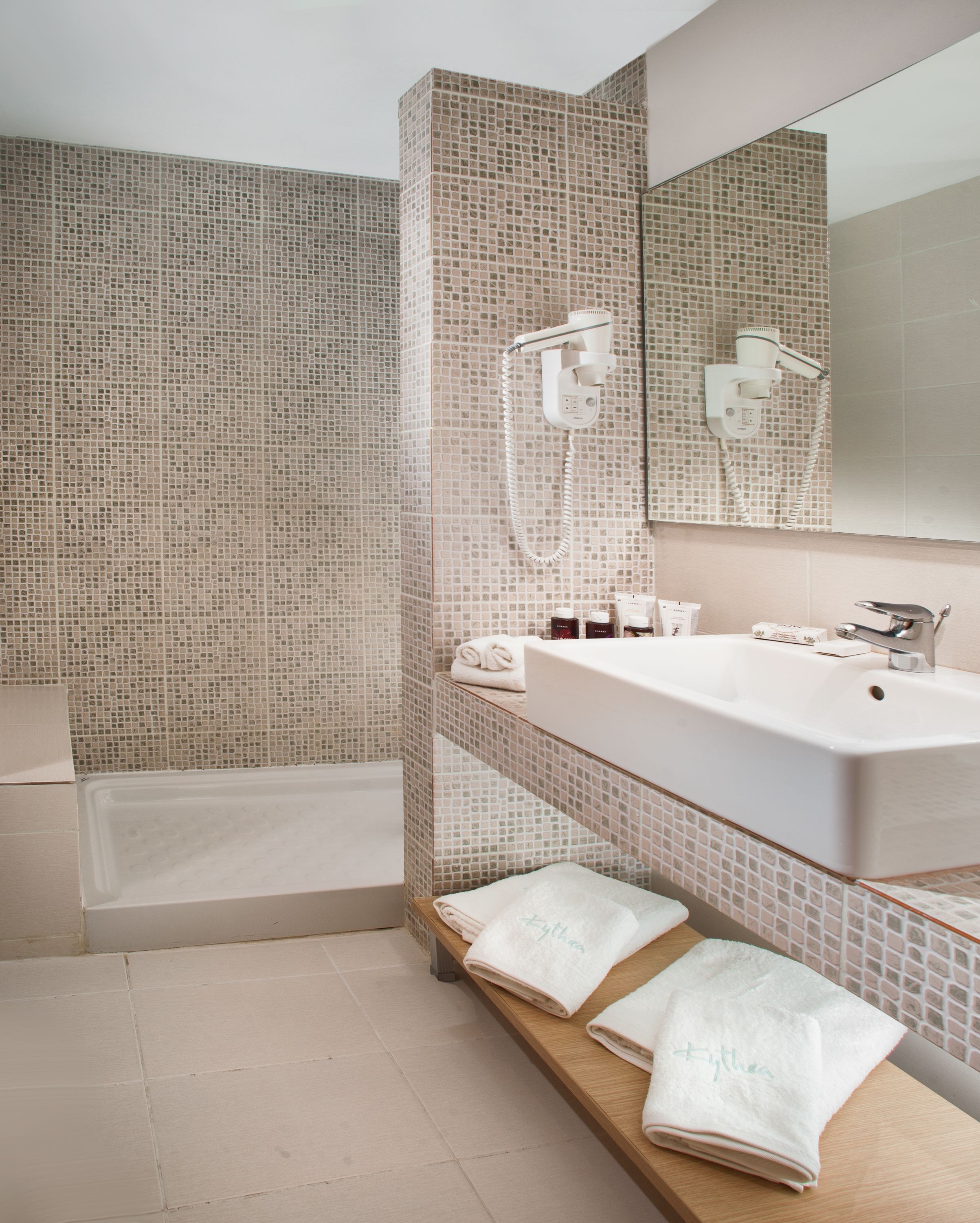 triple room, sea view | 1 bedroom, minibar, in-room safe, soundproofing