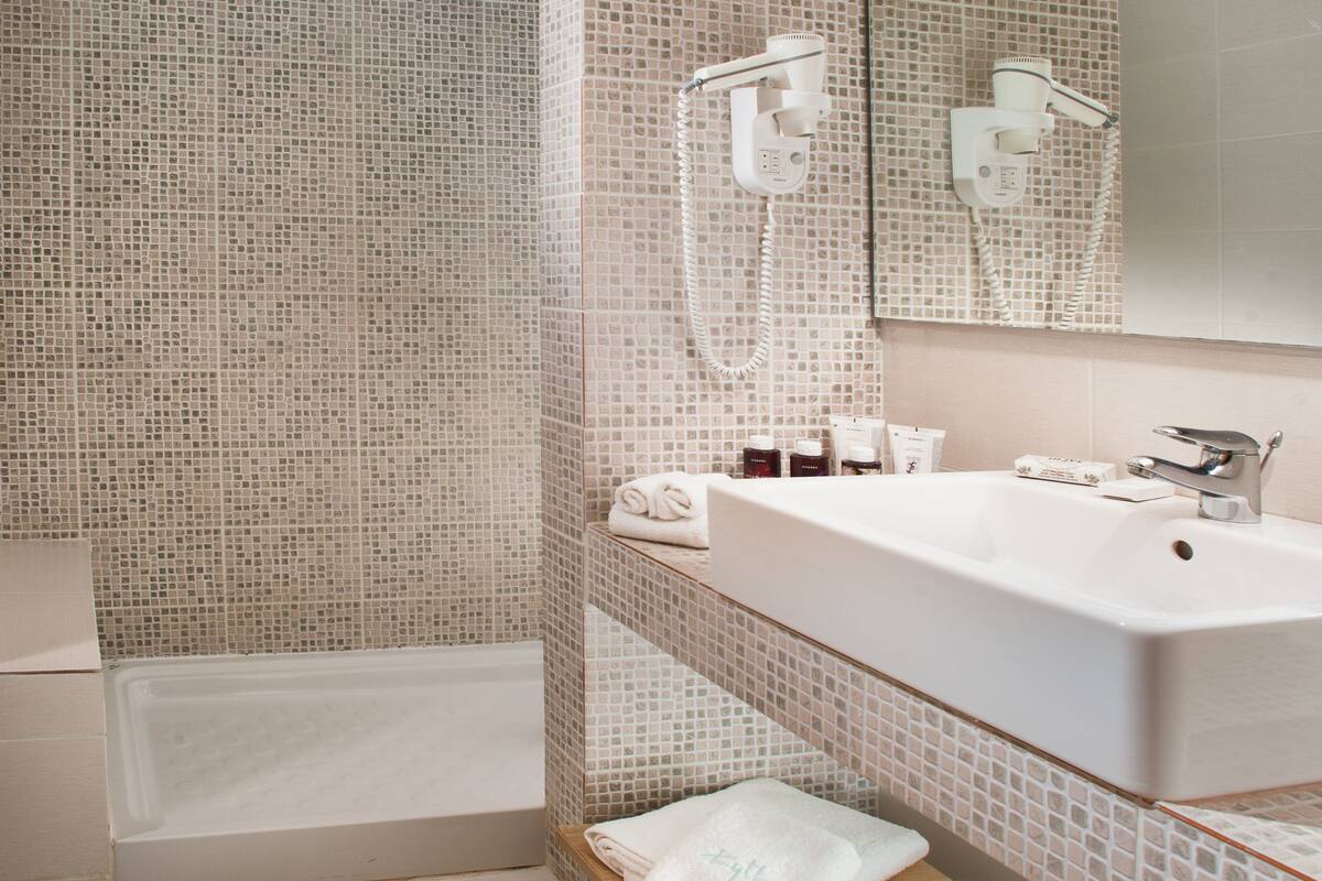 triple room, sea view | 1 bedroom, minibar, in-room safe, soundproofing