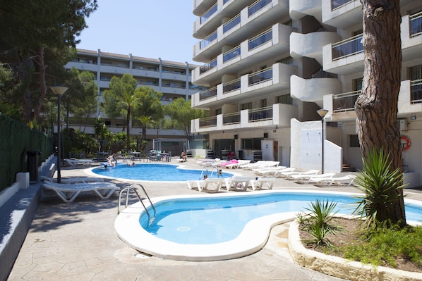 Piscine extérieure, chaises longues