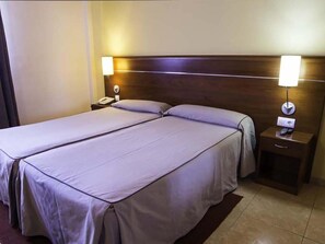 Standard Room, 2 Twin Beds | Desk, free cribs/infant beds, rollaway beds, free WiFi