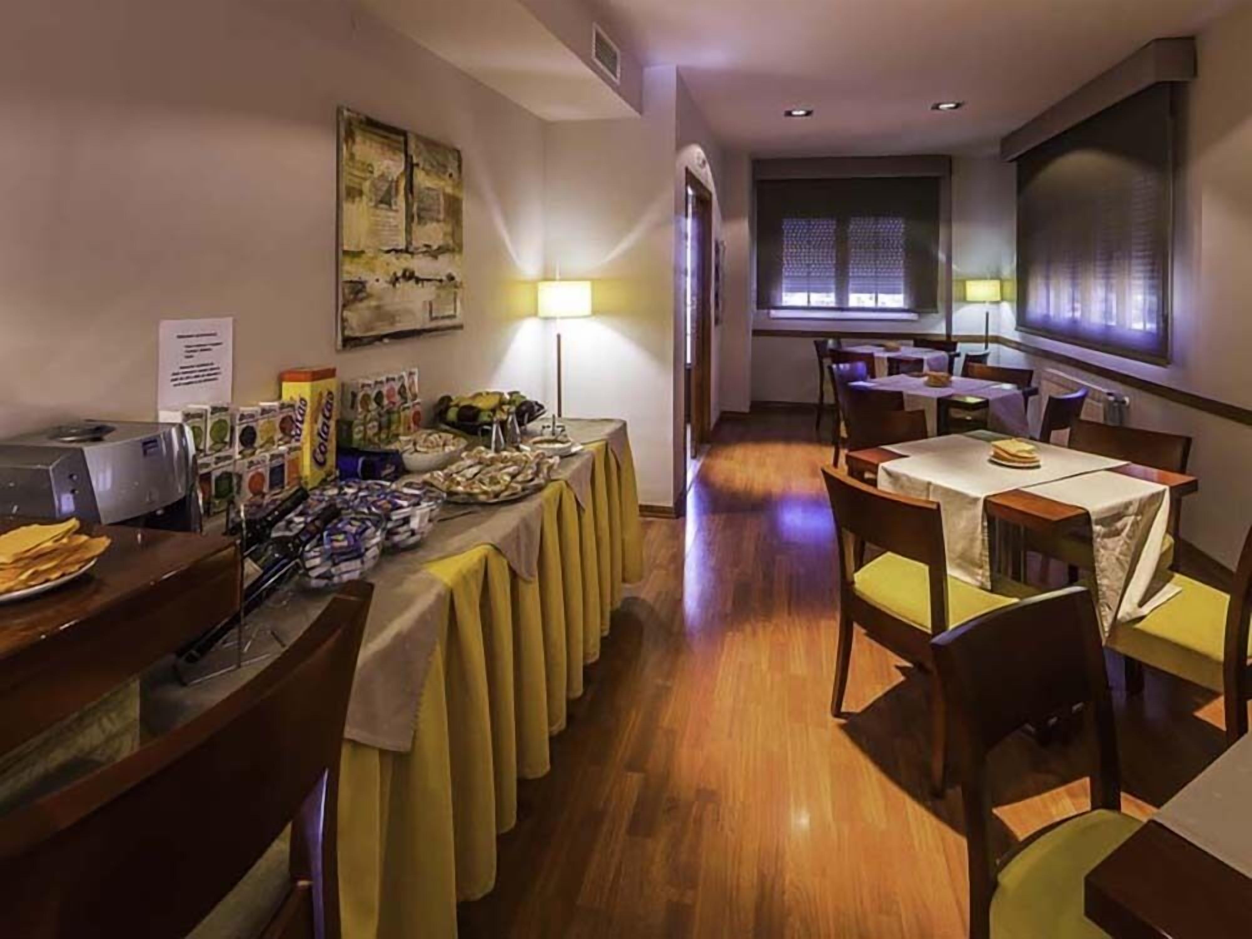 Desayuno (EUR 4.50 por persona) 