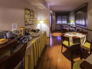 Desayuno (EUR 4.50 por persona)