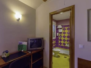 A small room with a desk, a television, and a mirror. - Hotel Midama (Chillaron de Cuenca)
