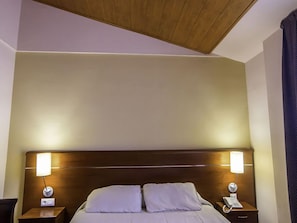 Quarto casal de uso individual | Escrivaninha, berços grátis, camas extras/dobráveis (sobretaxa)