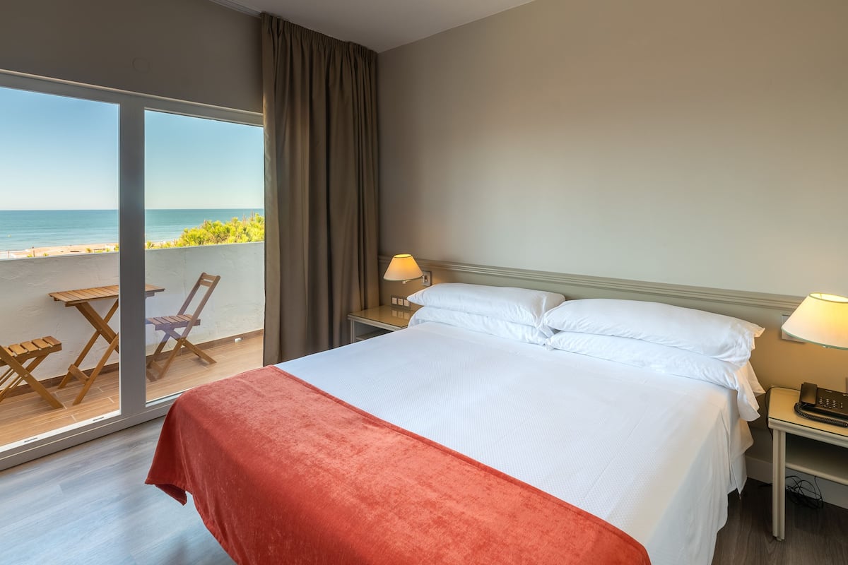 superior double room | 1 bedroom, minibar, in-room safe, desk