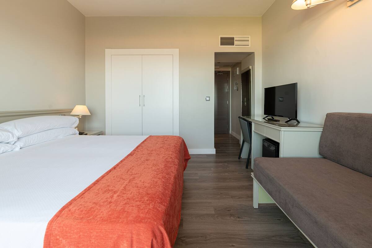 Triple Room | Minibar, in-room safe, desk, blackout drapes