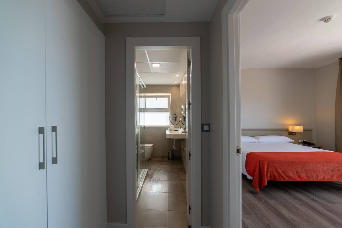 Quadruple Room (B) | Minibar, in-room safe, desk, blackout drapes